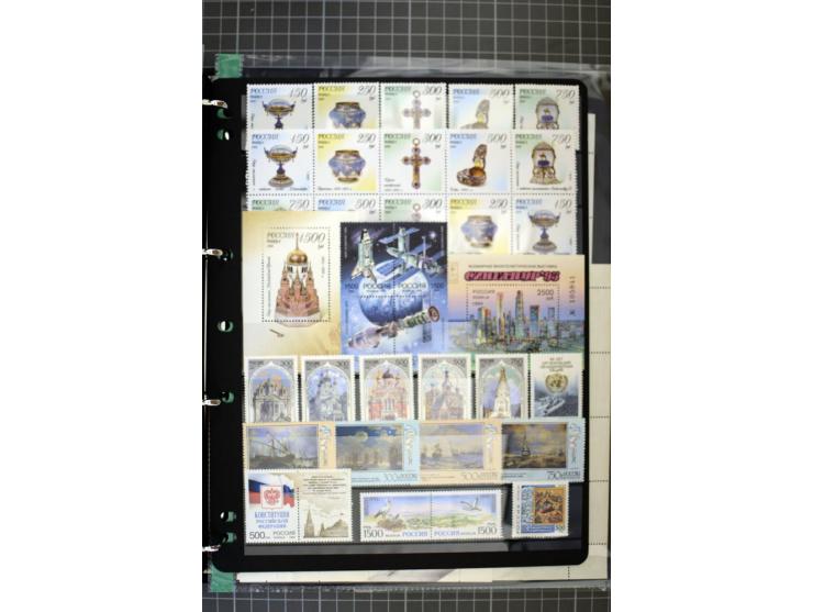 1921/1999, mostly unmounted mint collection, from 1944 on almost complete with many better sets, souvenir sheets in missing i