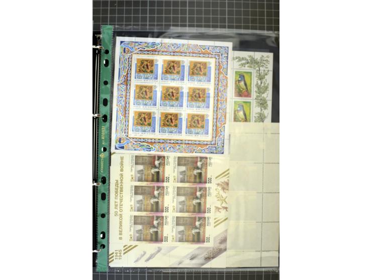 1921/1999, mostly unmounted mint collection, from 1944 on almost complete with many better sets, souvenir sheets in missing i