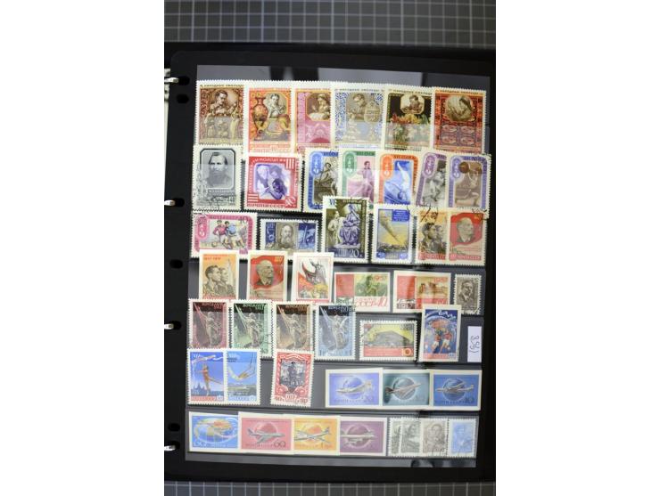 1921/1999, mostly unmounted mint collection, from 1944 on almost complete with many better sets, souvenir sheets in missing i