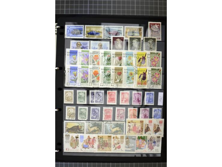 1921/1999, mostly unmounted mint collection, from 1944 on almost complete with many better sets, souvenir sheets in missing i