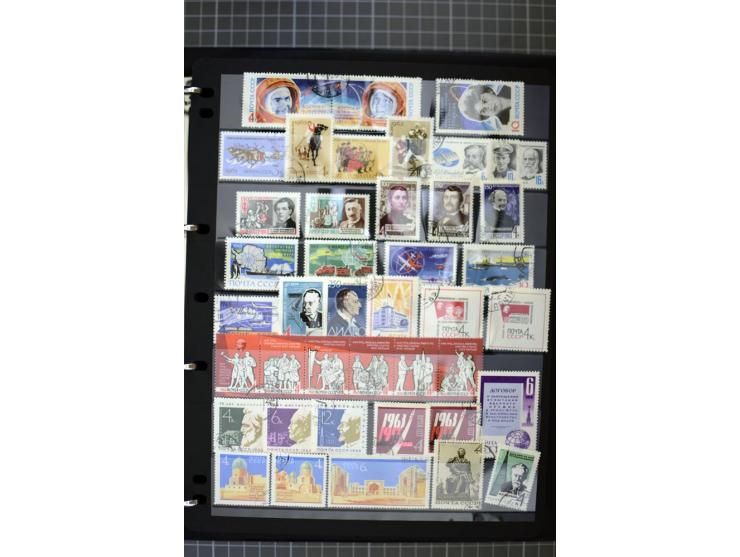 1921/1999, mostly unmounted mint collection, from 1944 on almost complete with many better sets, souvenir sheets in missing i