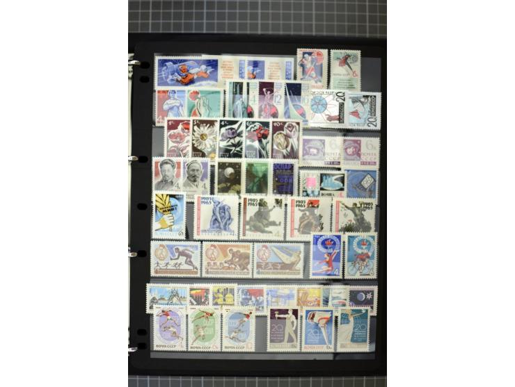 1921/1999, mostly unmounted mint collection, from 1944 on almost complete with many better sets, souvenir sheets in missing i