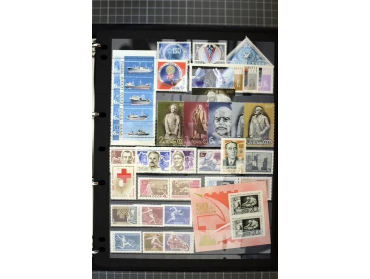 1921/1999, mostly unmounted mint collection, from 1944 on almost complete with many better sets, souvenir sheets in missing i