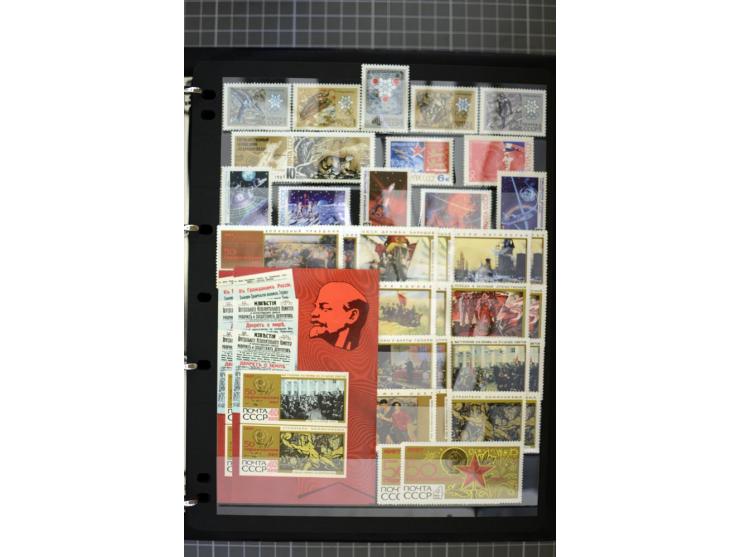 1921/1999, mostly unmounted mint collection, from 1944 on almost complete with many better sets, souvenir sheets in missing i