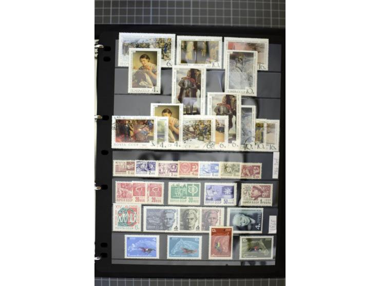 1921/1999, mostly unmounted mint collection, from 1944 on almost complete with many better sets, souvenir sheets in missing i