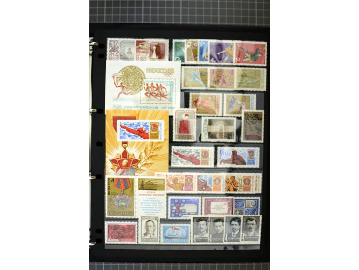 1921/1999, mostly unmounted mint collection, from 1944 on almost complete with many better sets, souvenir sheets in missing i