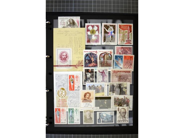 1921/1999, mostly unmounted mint collection, from 1944 on almost complete with many better sets, souvenir sheets in missing i