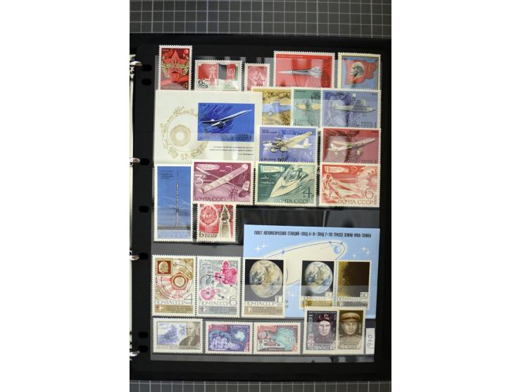 1921/1999, mostly unmounted mint collection, from 1944 on almost complete with many better sets, souvenir sheets in missing i