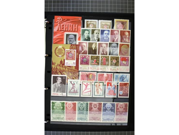 1921/1999, mostly unmounted mint collection, from 1944 on almost complete with many better sets, souvenir sheets in missing i