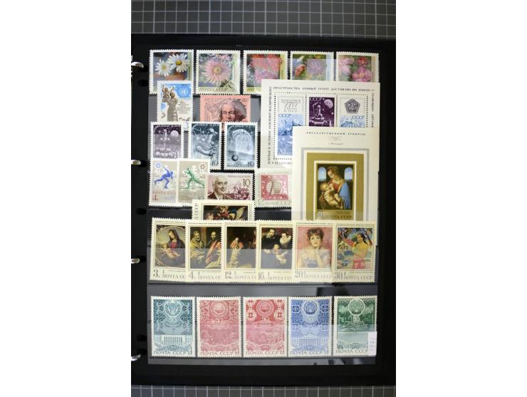 1921/1999, mostly unmounted mint collection, from 1944 on almost complete with many better sets, souvenir sheets in missing i