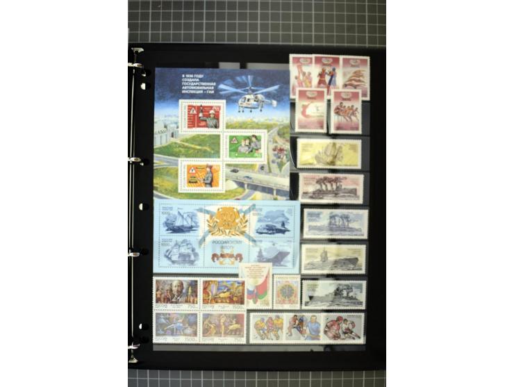 1921/1999, mostly unmounted mint collection, from 1944 on almost complete with many better sets, souvenir sheets in missing i