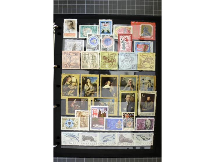 1921/1999, mostly unmounted mint collection, from 1944 on almost complete with many better sets, souvenir sheets in missing i