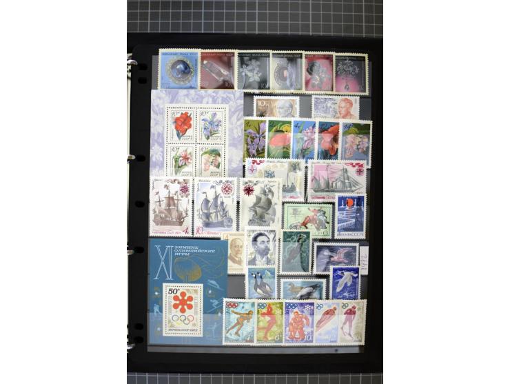 1921/1999, mostly unmounted mint collection, from 1944 on almost complete with many better sets, souvenir sheets in missing i