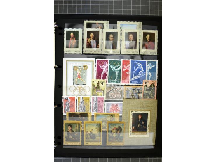 1921/1999, mostly unmounted mint collection, from 1944 on almost complete with many better sets, souvenir sheets in missing i