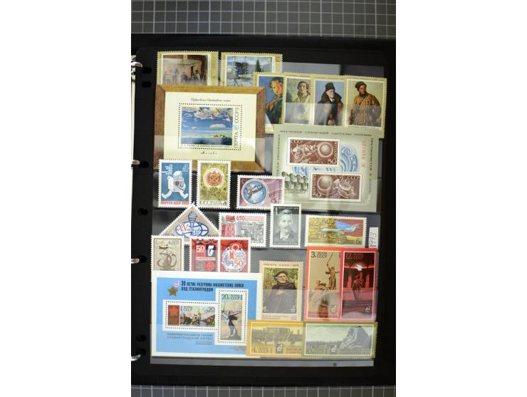 1921/1999, mostly unmounted mint collection, from 1944 on almost complete with many better sets, souvenir sheets in missing i