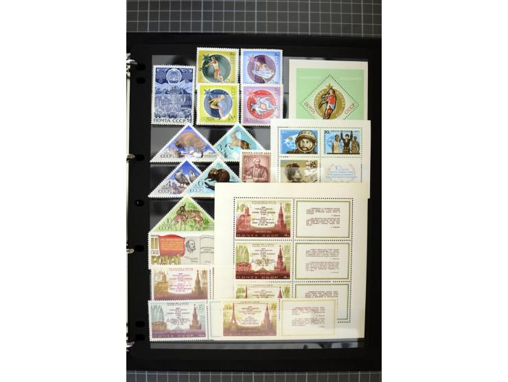1921/1999, mostly unmounted mint collection, from 1944 on almost complete with many better sets, souvenir sheets in missing i