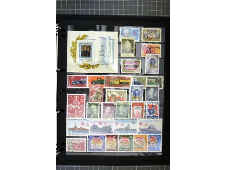 1921/1999, mostly unmounted mint collection, from 1944 on almost complete with many better sets, souvenir sheets in missing i
