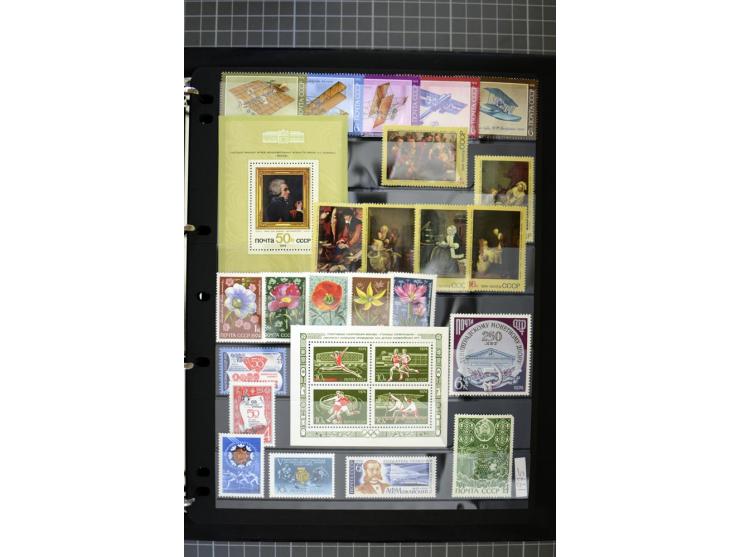 1921/1999, mostly unmounted mint collection, from 1944 on almost complete with many better sets, souvenir sheets in missing i