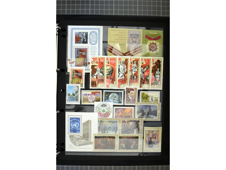 1921/1999, mostly unmounted mint collection, from 1944 on almost complete with many better sets, souvenir sheets in missing i