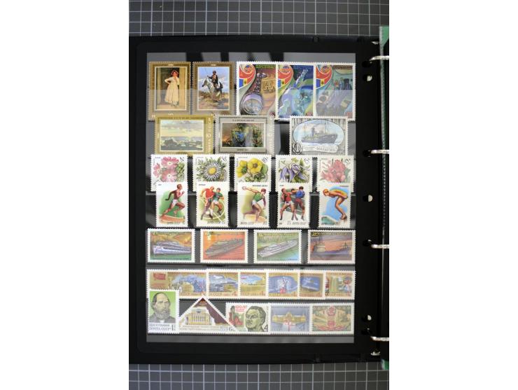 1921/1999, mostly unmounted mint collection, from 1944 on almost complete with many better sets, souvenir sheets in missing i