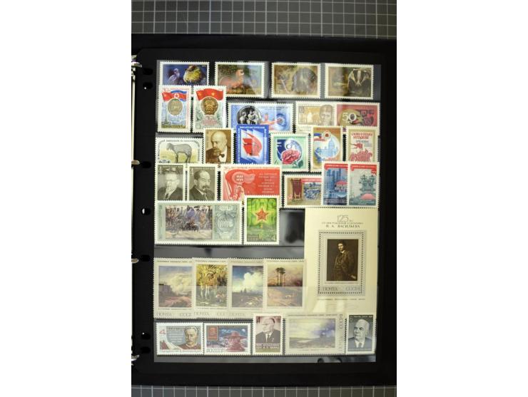1921/1999, mostly unmounted mint collection, from 1944 on almost complete with many better sets, souvenir sheets in missing i