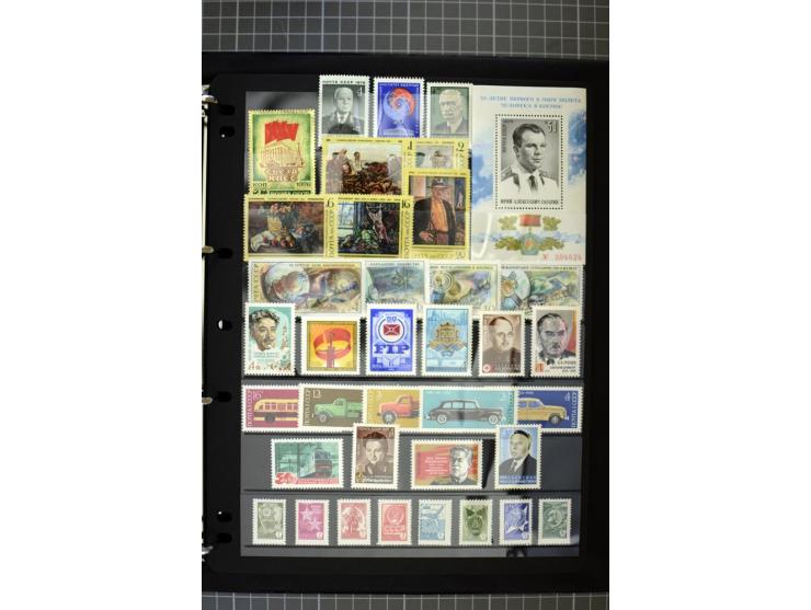 1921/1999, mostly unmounted mint collection, from 1944 on almost complete with many better sets, souvenir sheets in missing i