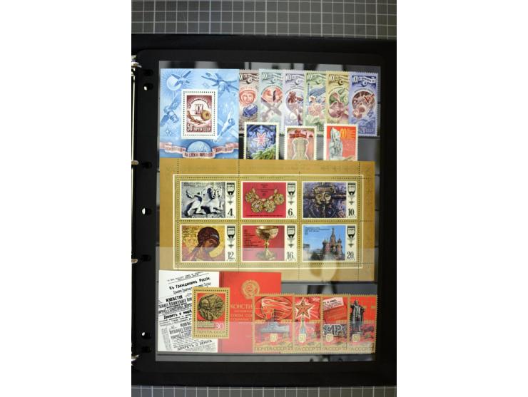 1921/1999, mostly unmounted mint collection, from 1944 on almost complete with many better sets, souvenir sheets in missing i