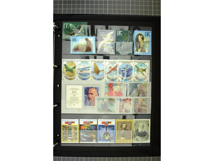 1921/1999, mostly unmounted mint collection, from 1944 on almost complete with many better sets, souvenir sheets in missing i