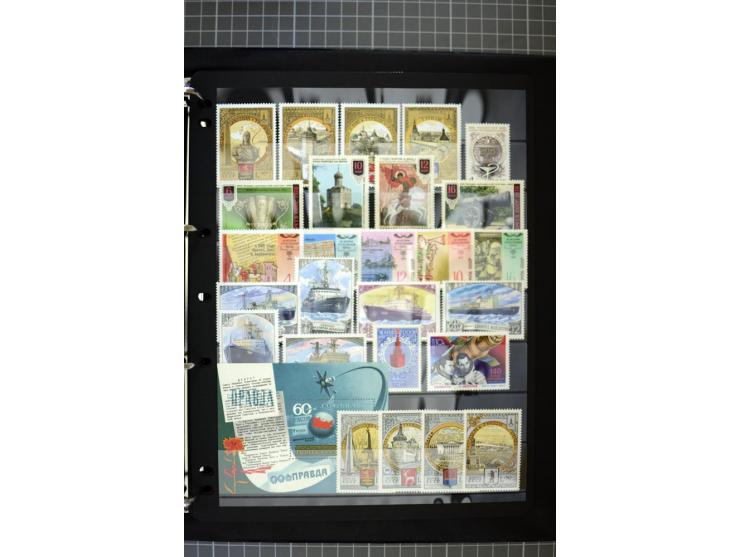 1921/1999, mostly unmounted mint collection, from 1944 on almost complete with many better sets, souvenir sheets in missing i