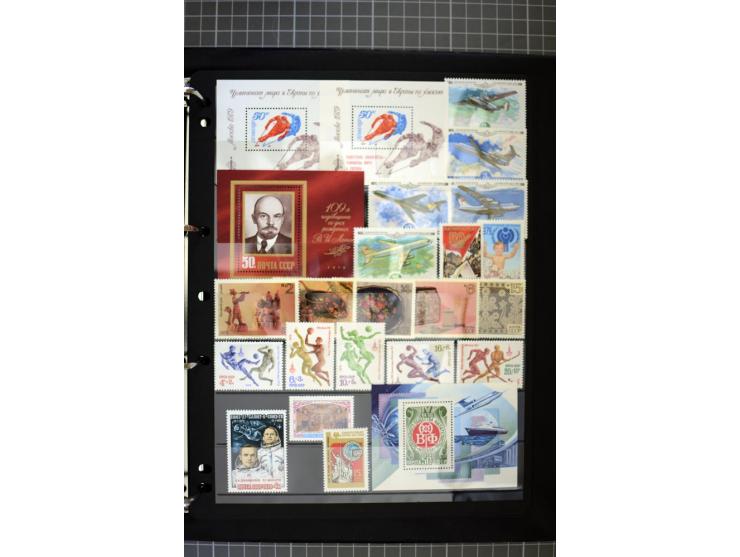 1921/1999, mostly unmounted mint collection, from 1944 on almost complete with many better sets, souvenir sheets in missing i