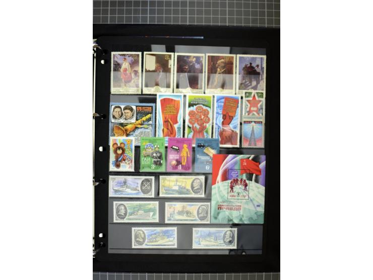 1921/1999, mostly unmounted mint collection, from 1944 on almost complete with many better sets, souvenir sheets in missing i