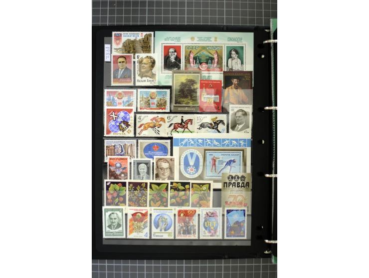 1921/1999, mostly unmounted mint collection, from 1944 on almost complete with many better sets, souvenir sheets in missing i
