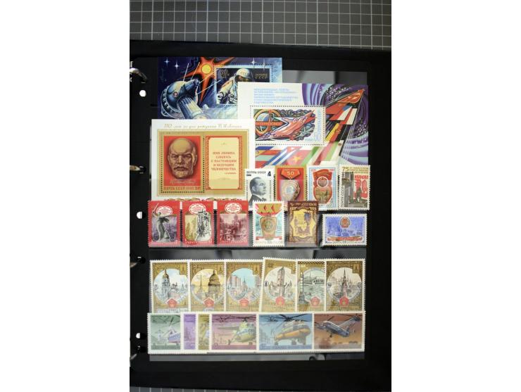1921/1999, mostly unmounted mint collection, from 1944 on almost complete with many better sets, souvenir sheets in missing i