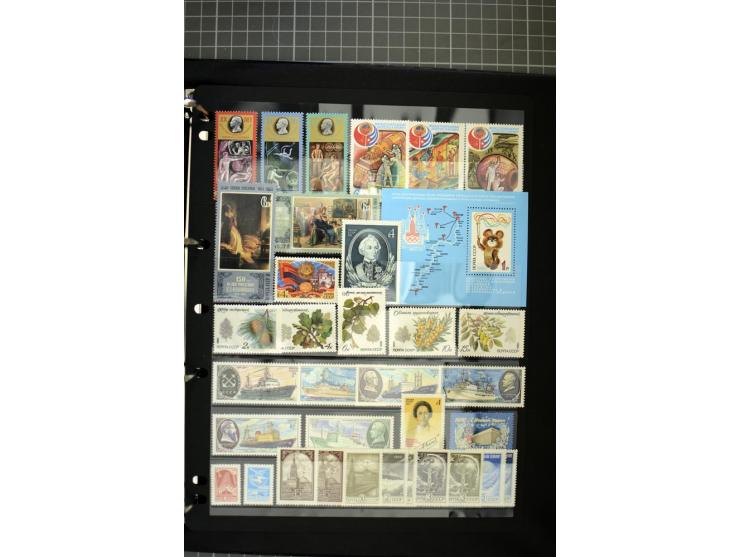 1921/1999, mostly unmounted mint collection, from 1944 on almost complete with many better sets, souvenir sheets in missing i