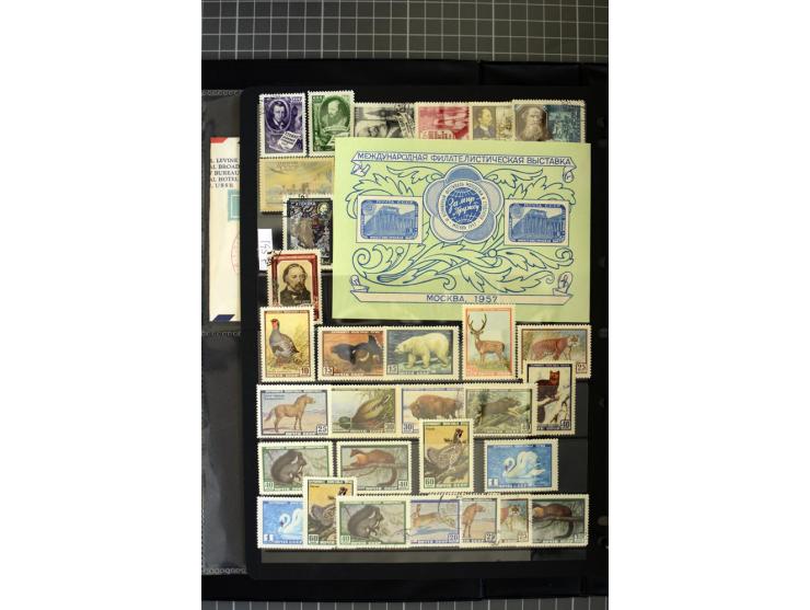 1921/1999, mostly unmounted mint collection, from 1944 on almost complete with many better sets, souvenir sheets in missing i