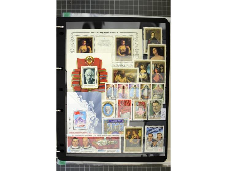1921/1999, mostly unmounted mint collection, from 1944 on almost complete with many better sets, souvenir sheets in missing i
