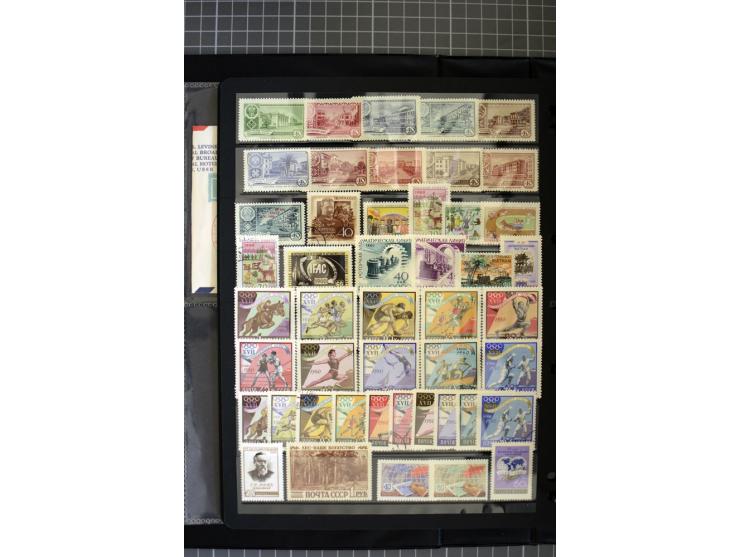 1921/1999, mostly unmounted mint collection, from 1944 on almost complete with many better sets, souvenir sheets in missing i