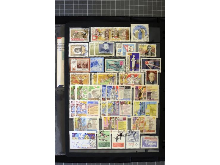 1921/1999, mostly unmounted mint collection, from 1944 on almost complete with many better sets, souvenir sheets in missing i
