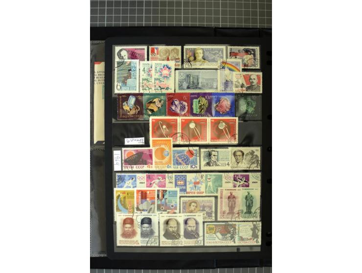 1921/1999, mostly unmounted mint collection, from 1944 on almost complete with many better sets, souvenir sheets in missing i