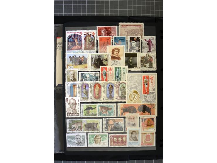 1921/1999, mostly unmounted mint collection, from 1944 on almost complete with many better sets, souvenir sheets in missing i