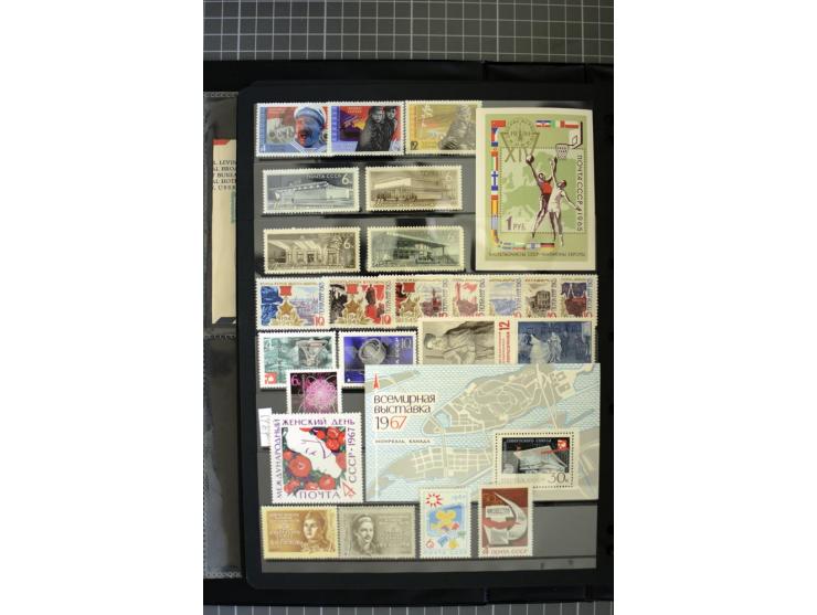 1921/1999, mostly unmounted mint collection, from 1944 on almost complete with many better sets, souvenir sheets in missing i