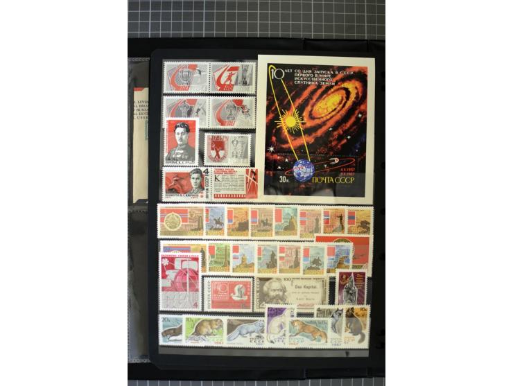 1921/1999, mostly unmounted mint collection, from 1944 on almost complete with many better sets, souvenir sheets in missing i