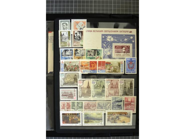 1921/1999, mostly unmounted mint collection, from 1944 on almost complete with many better sets, souvenir sheets in missing i