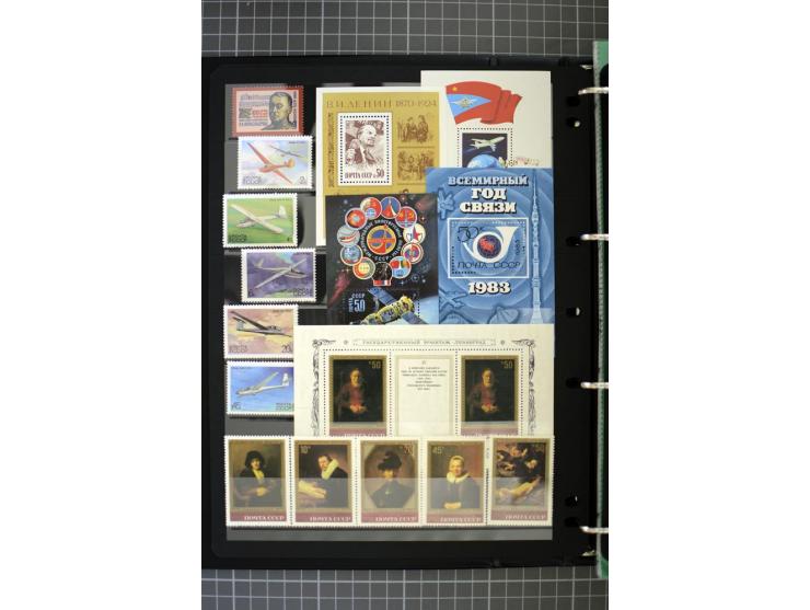 1921/1999, mostly unmounted mint collection, from 1944 on almost complete with many better sets, souvenir sheets in missing i