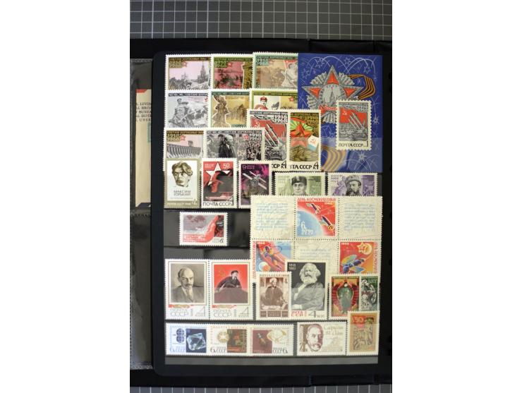 1921/1999, mostly unmounted mint collection, from 1944 on almost complete with many better sets, souvenir sheets in missing i