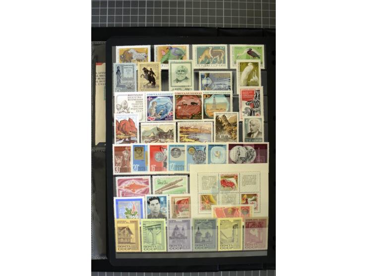 1921/1999, mostly unmounted mint collection, from 1944 on almost complete with many better sets, souvenir sheets in missing i
