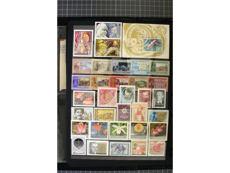 1921/1999, mostly unmounted mint collection, from 1944 on almost complete with many better sets, souvenir sheets in missing i