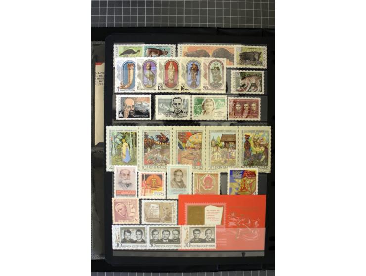 1921/1999, mostly unmounted mint collection, from 1944 on almost complete with many better sets, souvenir sheets in missing i