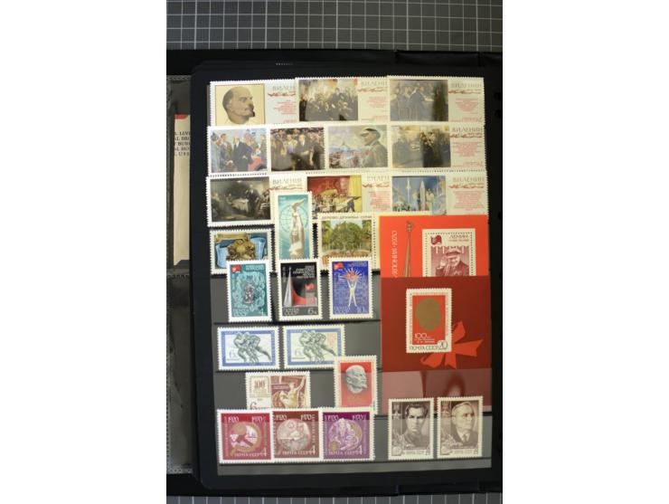 1921/1999, mostly unmounted mint collection, from 1944 on almost complete with many better sets, souvenir sheets in missing i