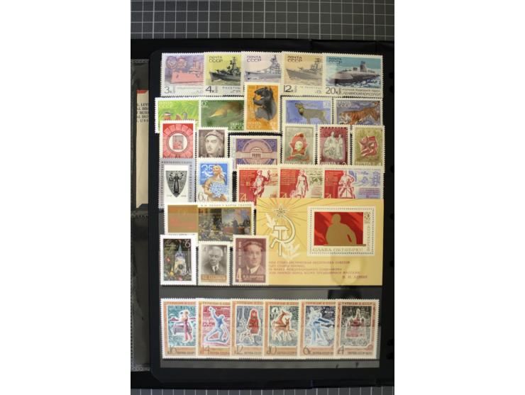 1921/1999, mostly unmounted mint collection, from 1944 on almost complete with many better sets, souvenir sheets in missing i